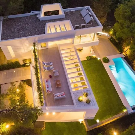 Amazing Modern Located Mins From Rdr234 Villa